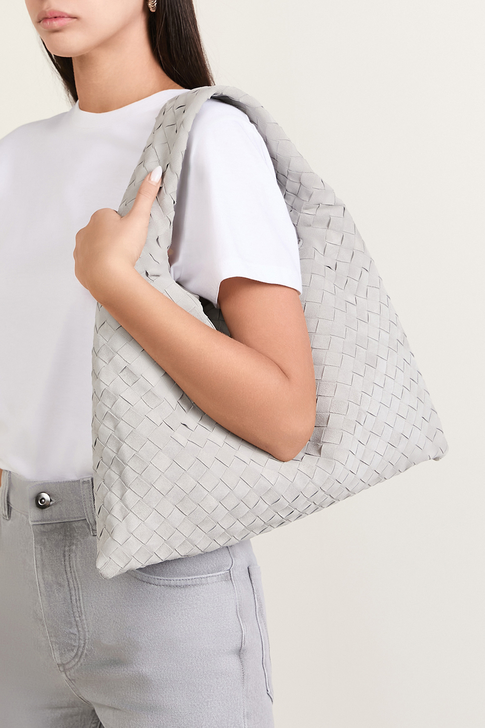תמונת כל הלוק של תיק כתף הופ סמול BOTTEGA VENETA